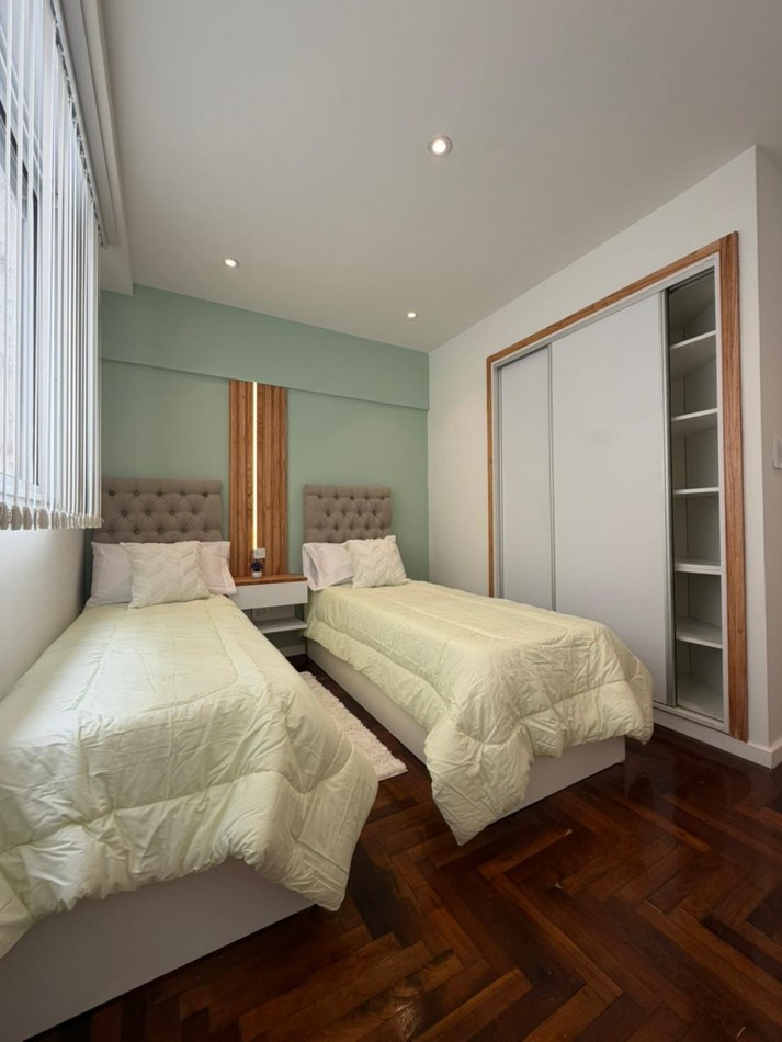 Departamento tres ambientes a la calle con balcon saliente, Reciclado y amoblado. Centro