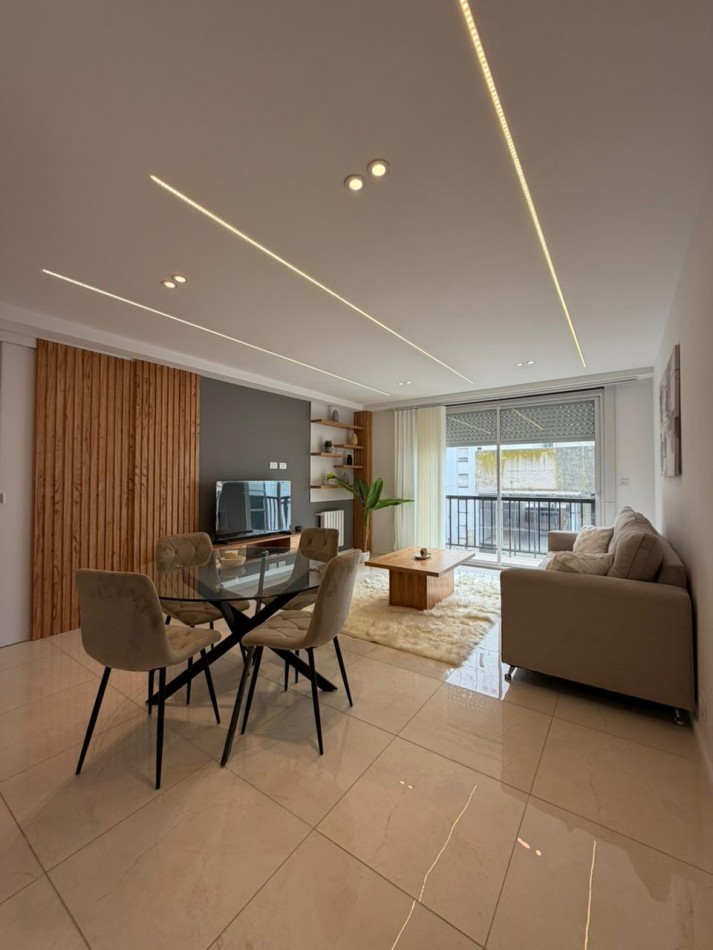 Departamento tres ambientes a la calle con balcon saliente, Reciclado y amoblado. Centro