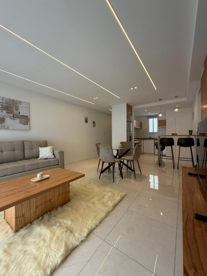 Departamento tres ambientes a la calle con balcon saliente, Reciclado y amoblado. Centro