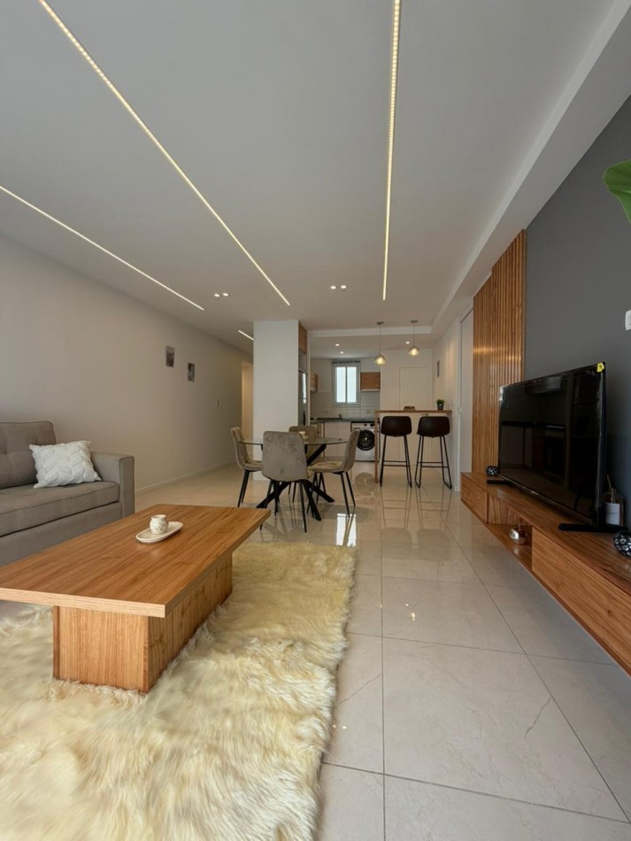 Departamento tres ambientes a la calle con balcon saliente, Reciclado y amoblado. Centro