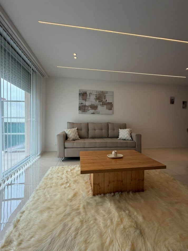 Departamento tres ambientes a la calle con balcon saliente, Reciclado y amoblado. Centro