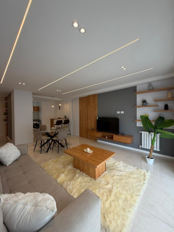 Departamento tres ambientes a la calle con balcon saliente, Reciclado y amoblado. Centro