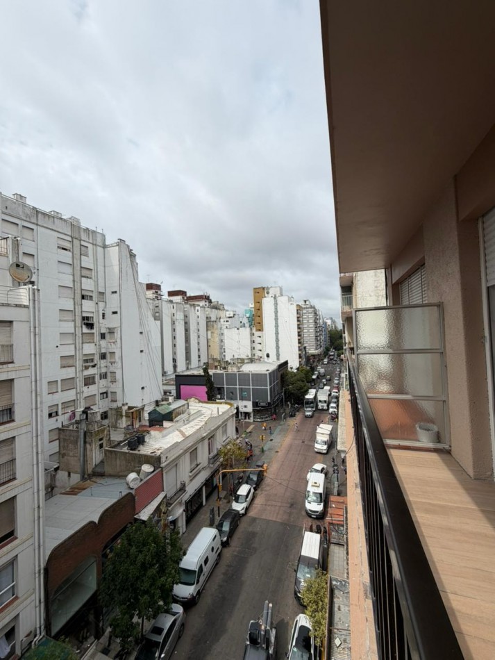 Departamento tres ambientes a la calle con balcon saliente, Reciclado y amoblado. Centro