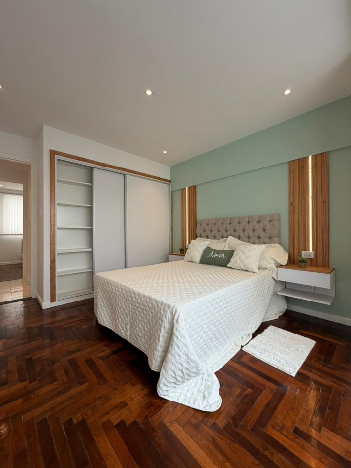 Departamento tres ambientes a la calle con balcon saliente, Reciclado y amoblado. Centro