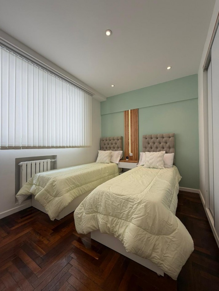 Departamento tres ambientes a la calle con balcon saliente, Reciclado y amoblado. Centro