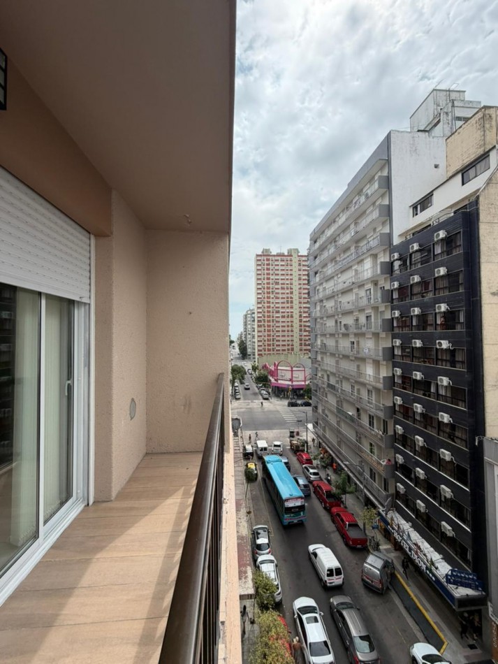Departamento tres ambientes a la calle con balcon saliente, Reciclado y amoblado. Centro