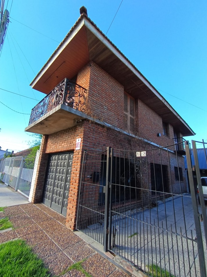 ALQUILER P.H. TRES AMBIENTES AL FRENTE CON ESPACIO PARA AUTO. Bo FORTUNATO DE LA PLAZA