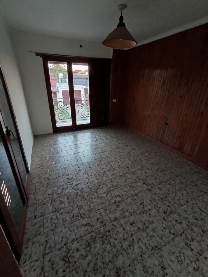 ALQUILER P.H. TRES AMBIENTES AL FRENTE CON ESPACIO PARA AUTO. Bo FORTUNATO DE LA PLAZA