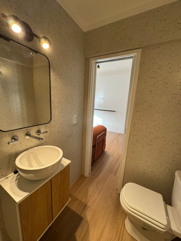 Deatamento un ambiente luminoso. Reciclado y amoblado. Zona: Centro