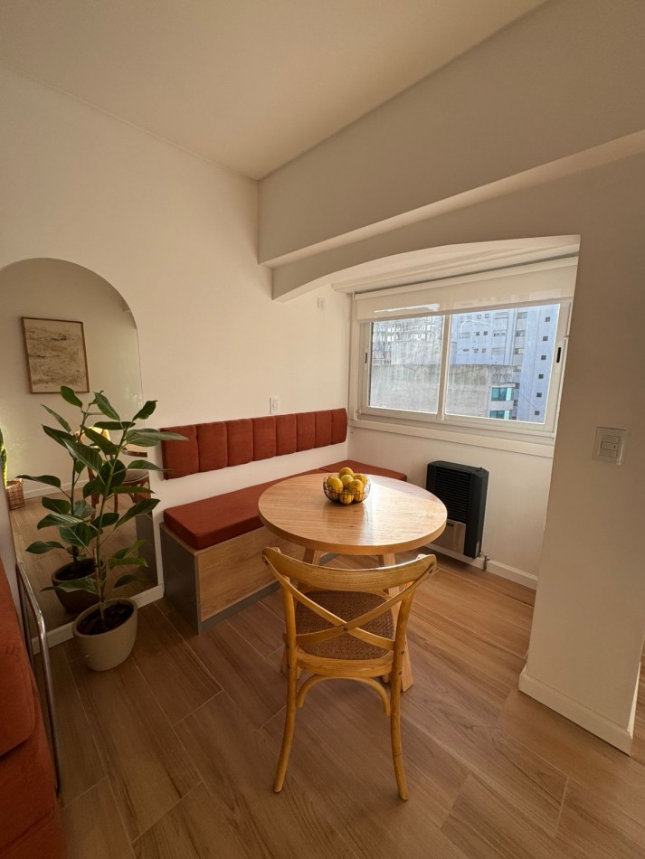 Deatamento un ambiente luminoso. Reciclado y amoblado. Zona: Centro