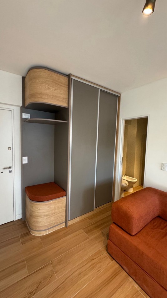 Deatamento un ambiente luminoso. Reciclado y amoblado. Zona: Centro