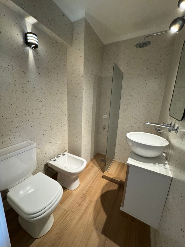 Deatamento un ambiente luminoso. Reciclado y amoblado. Zona: Centro