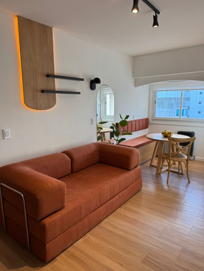 Deatamento un ambiente luminoso. Reciclado y amoblado. Zona: Centro