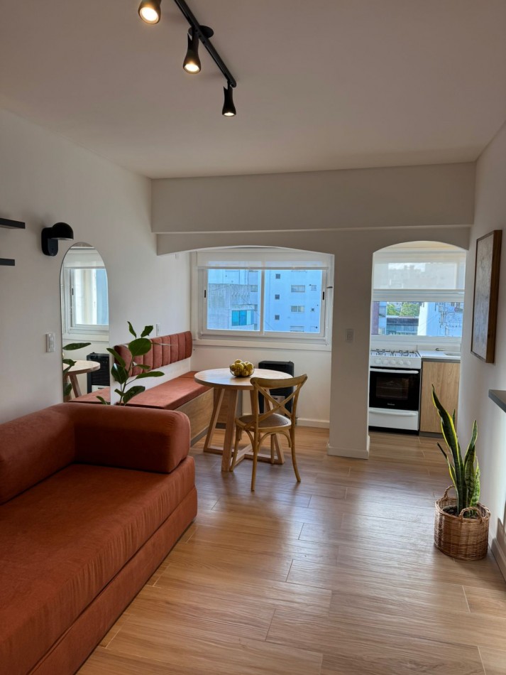 Deatamento un ambiente luminoso. Reciclado y amoblado. Zona: Centro