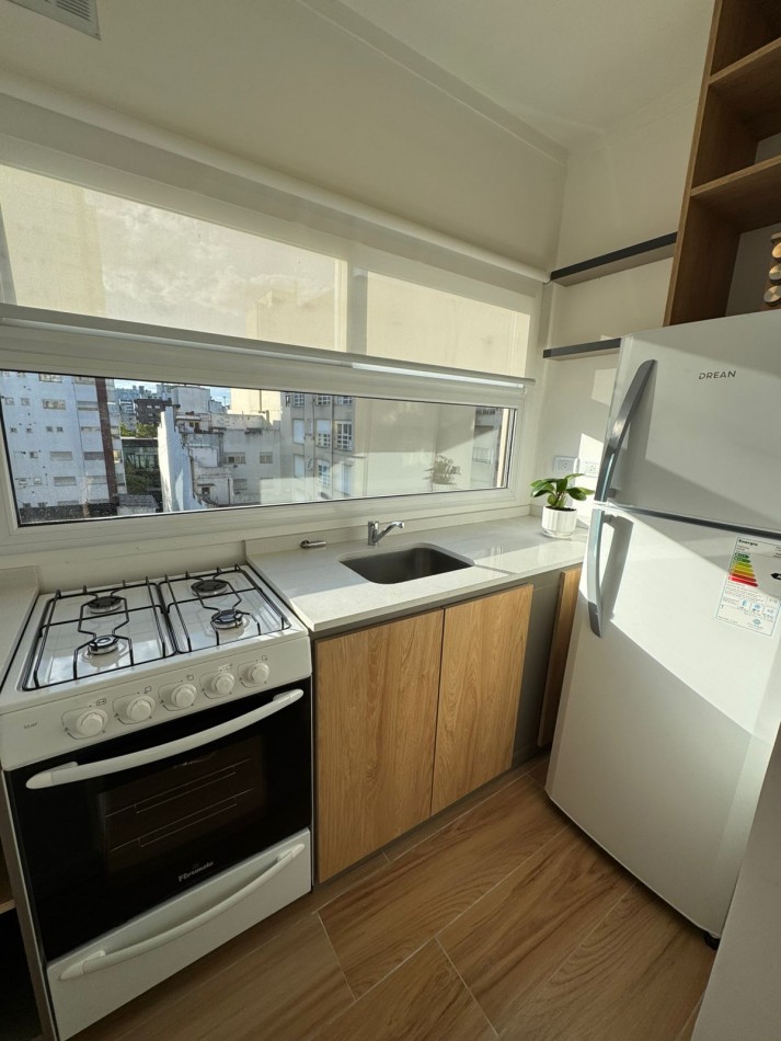 Deatamento un ambiente luminoso. Reciclado y amoblado. Zona: Centro