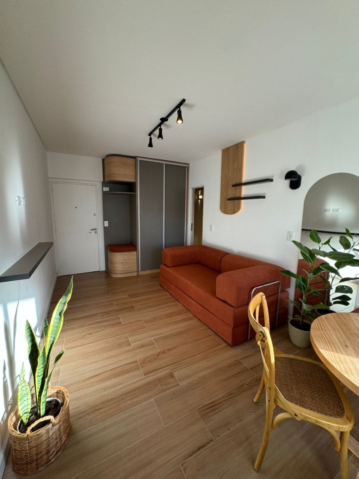 Deatamento un ambiente luminoso. Reciclado y amoblado. Zona: Centro