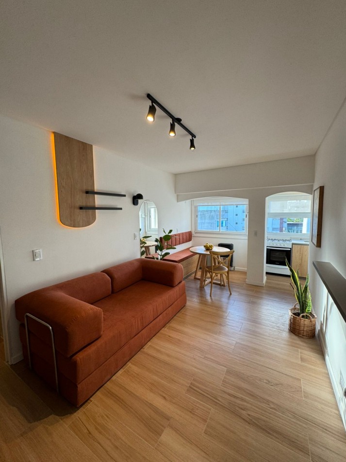 Deatamento un ambiente luminoso. Reciclado y amoblado. Zona: Centro