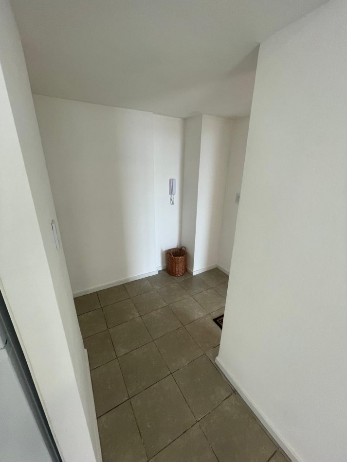 Departamento dos ambientes a la calle con balcon corrido, vista panoramica y lateral al mar. Reciclado