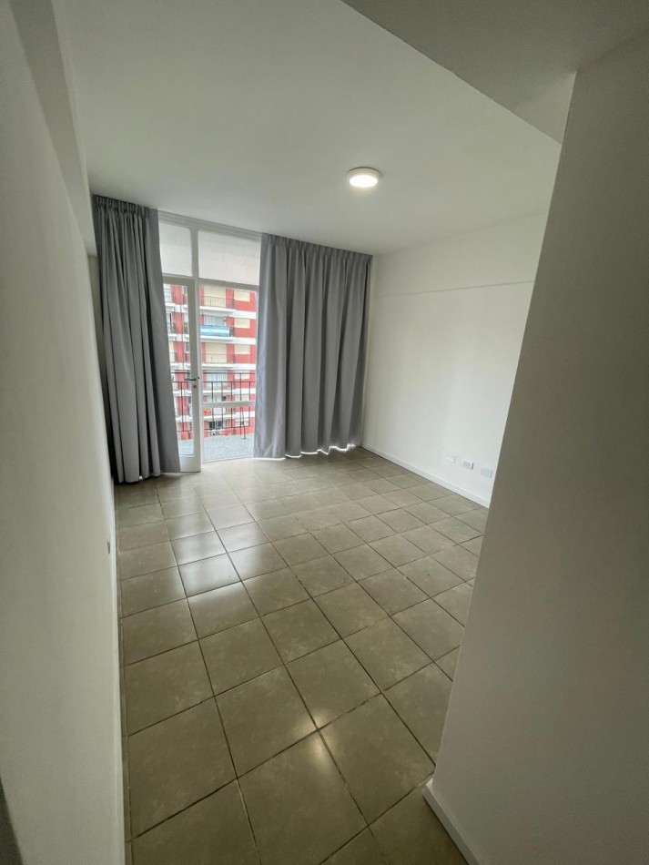 Departamento dos ambientes a la calle con balcon corrido, vista panoramica y lateral al mar. Reciclado