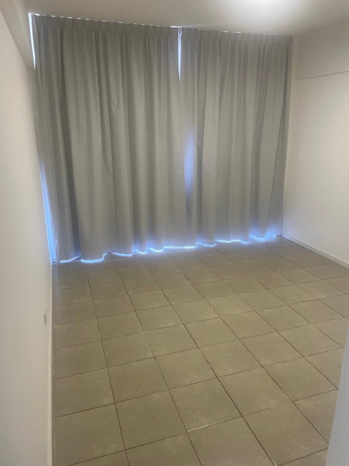 Departamento dos ambientes a la calle con balcon corrido, vista panoramica y lateral al mar. Reciclado