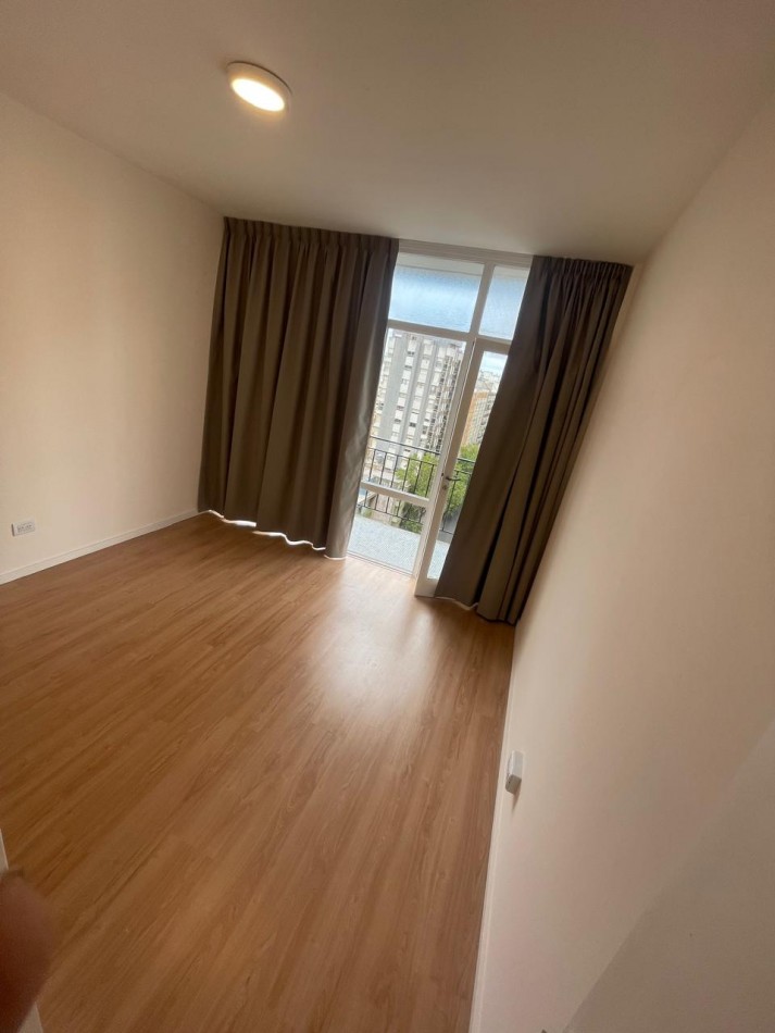 Departamento dos ambientes a la calle con balcon corrido, vista panoramica y lateral al mar. Reciclado