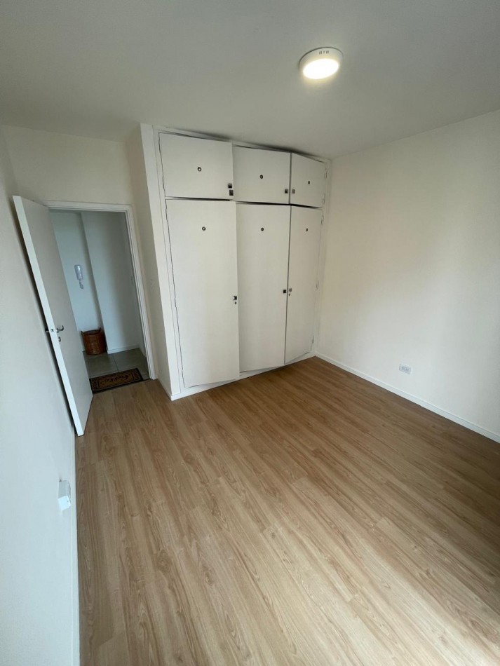 Departamento dos ambientes a la calle con balcon corrido, vista panoramica y lateral al mar. Reciclado