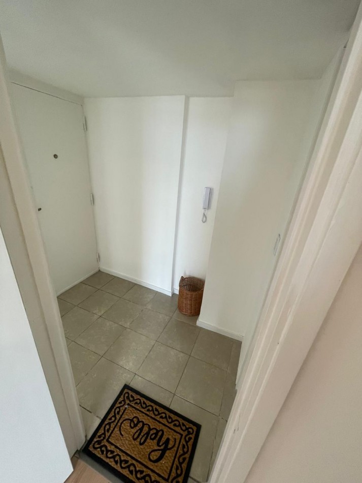 Departamento dos ambientes a la calle con balcon corrido, vista panoramica y lateral al mar. Reciclado