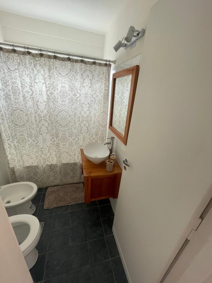 Departamento dos ambientes a la calle con balcon corrido, vista panoramica y lateral al mar. Reciclado