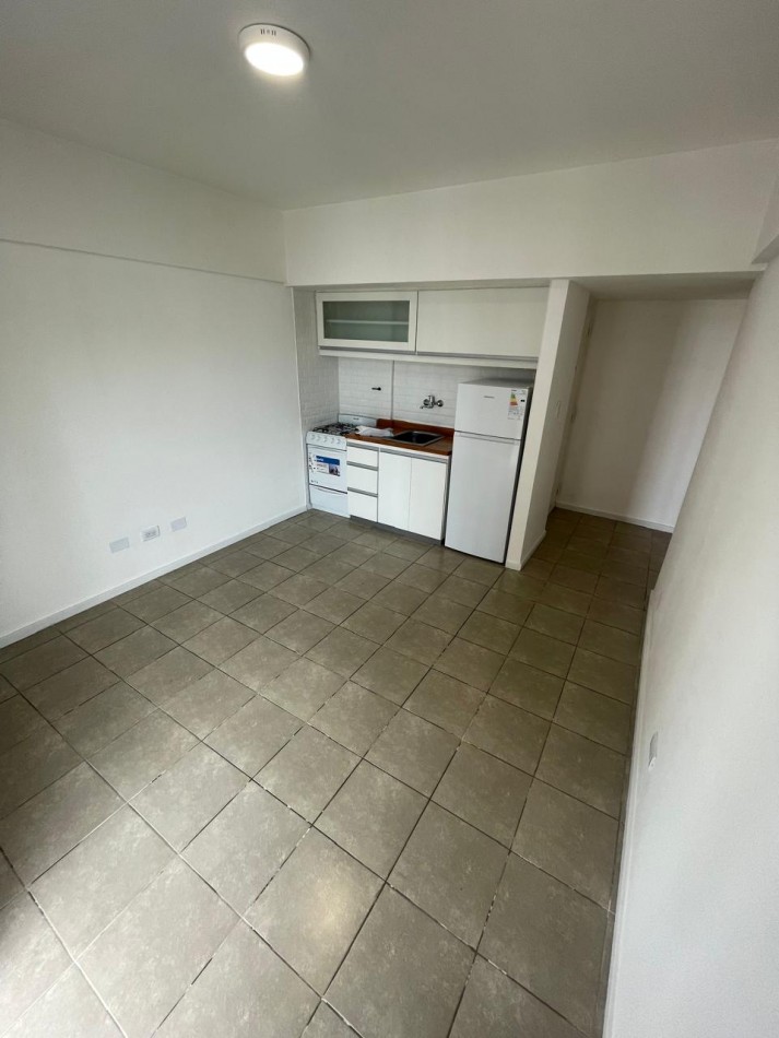 Departamento dos ambientes a la calle con balcon corrido, vista panoramica y lateral al mar. Reciclado