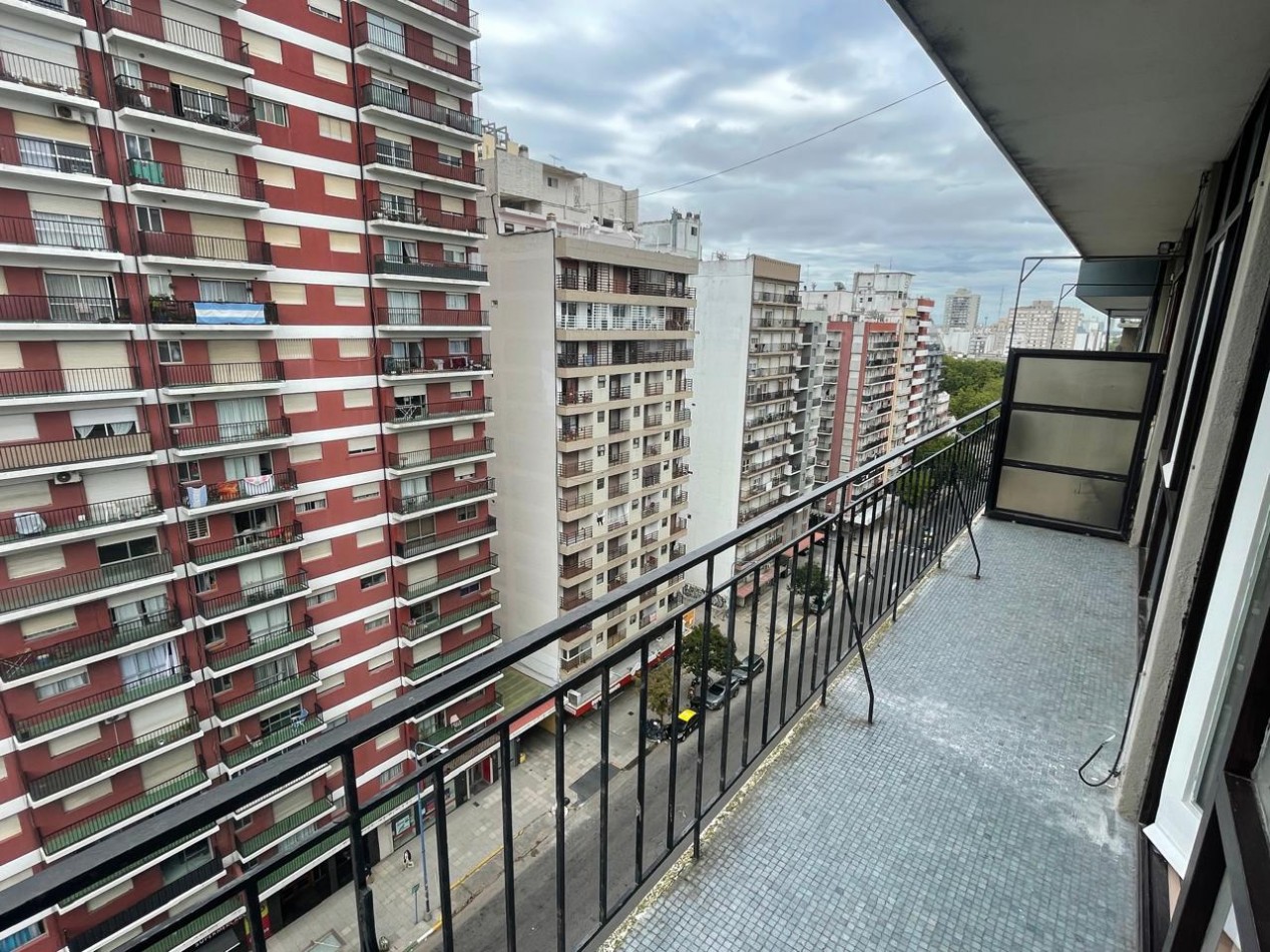 Departamento dos ambientes a la calle con balcon corrido, vista panoramica y lateral al mar. Reciclado