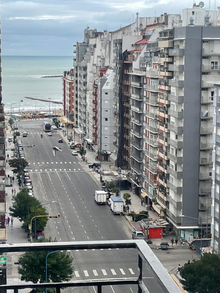 Departamento dos ambientes a la calle con balcon corrido, vista panoramica y lateral al mar. Reciclado