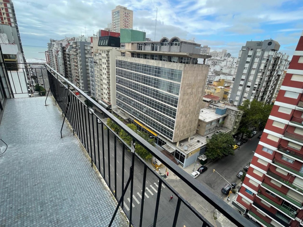 Departamento dos ambientes a la calle con balcon corrido, vista panoramica y lateral al mar. Reciclado