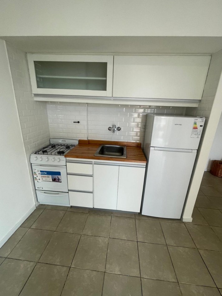 Departamento dos ambientes a la calle con balcon corrido, vista panoramica y lateral al mar. Reciclado