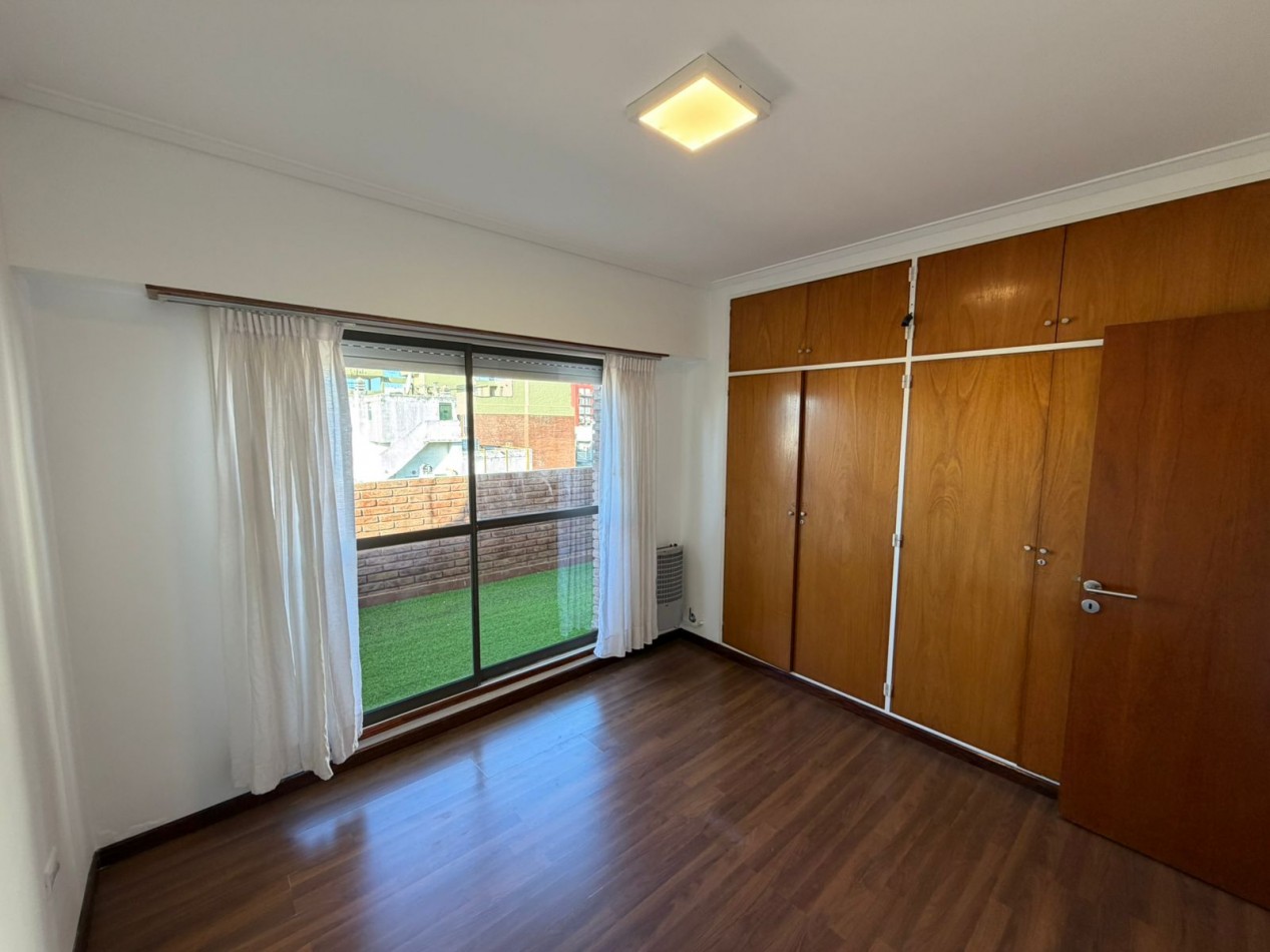 Departamento dos ambientes a la calle con balcon corrido aterrazadon y cochera fija. Muy buen estado. Zona: Macrocentro