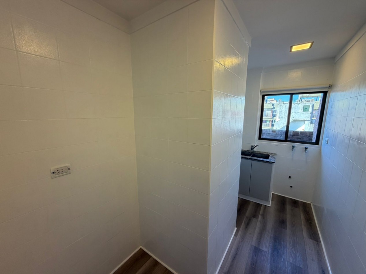 Departamento dos ambientes a la calle con balcon corrido aterrazadon y cochera fija. Muy buen estado. Zona: Macrocentro