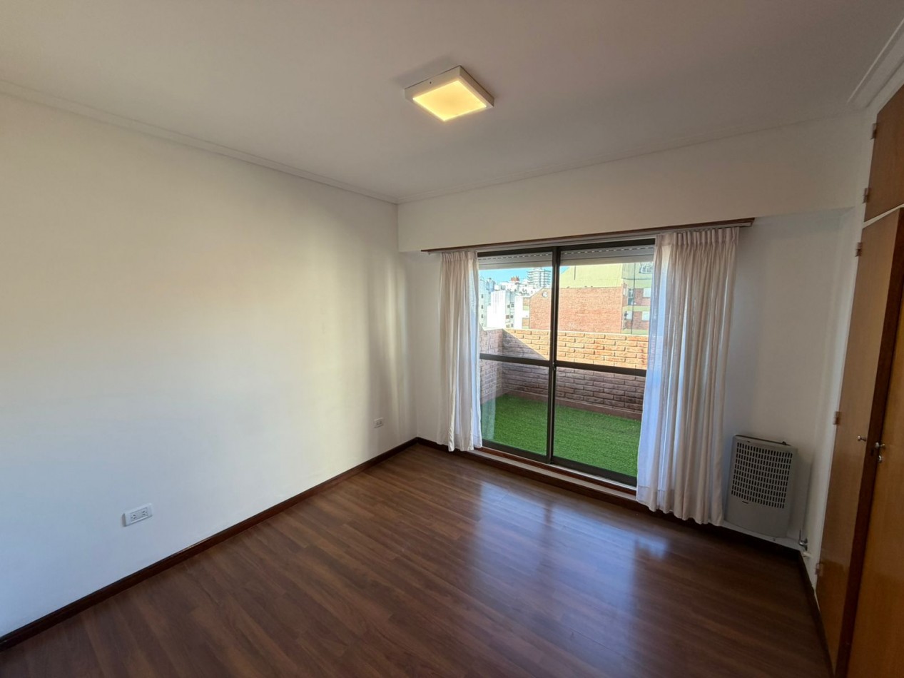 Departamento dos ambientes a la calle con balcon corrido aterrazadon y cochera fija. Muy buen estado. Zona: Macrocentro