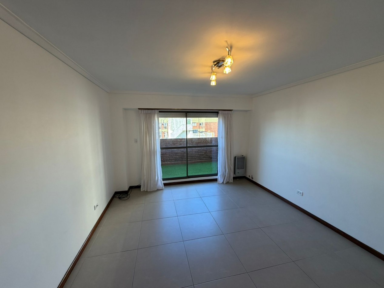 Departamento dos ambientes a la calle con balcon corrido aterrazadon y cochera fija. Muy buen estado. Zona: Macrocentro