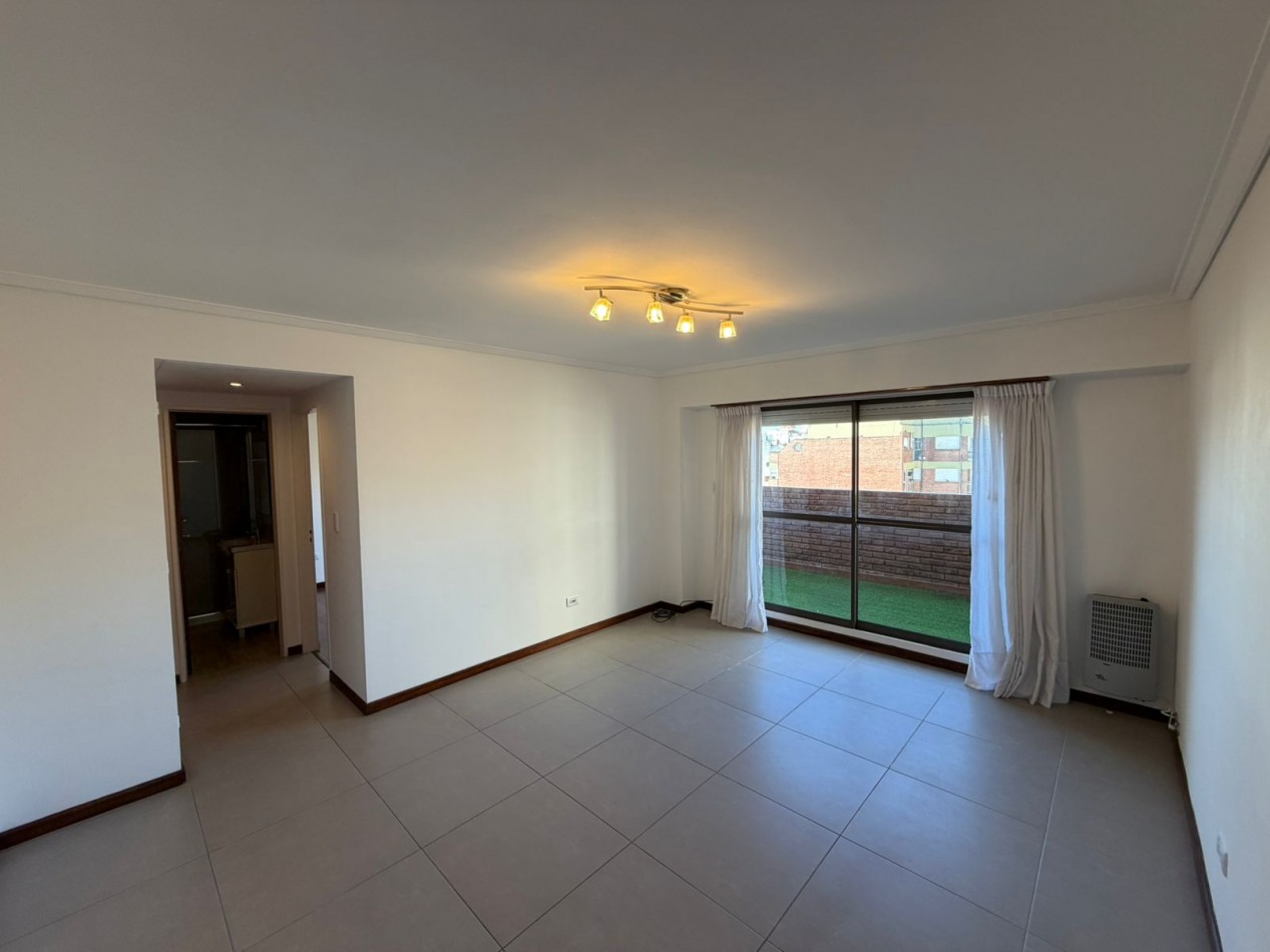 Departamento dos ambientes a la calle con balcon corrido aterrazadon y cochera fija. Muy buen estado. Zona: Macrocentro