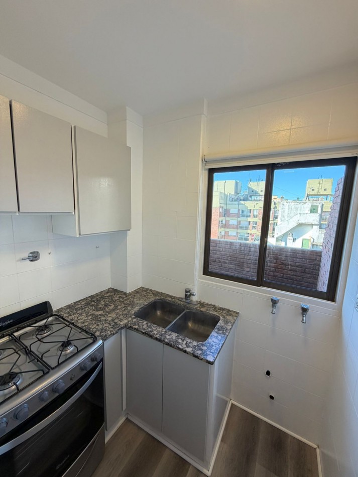 Departamento dos ambientes a la calle con balcon corrido aterrazadon y cochera fija. Muy buen estado. Zona: Macrocentro