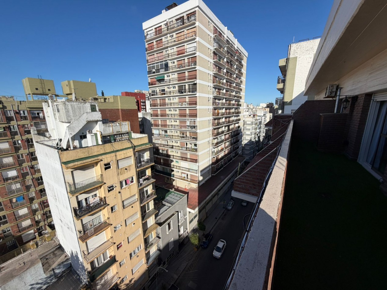 Departamento dos ambientes a la calle con balcon corrido aterrazadon y cochera fija. Muy buen estado. Zona: Macrocentro