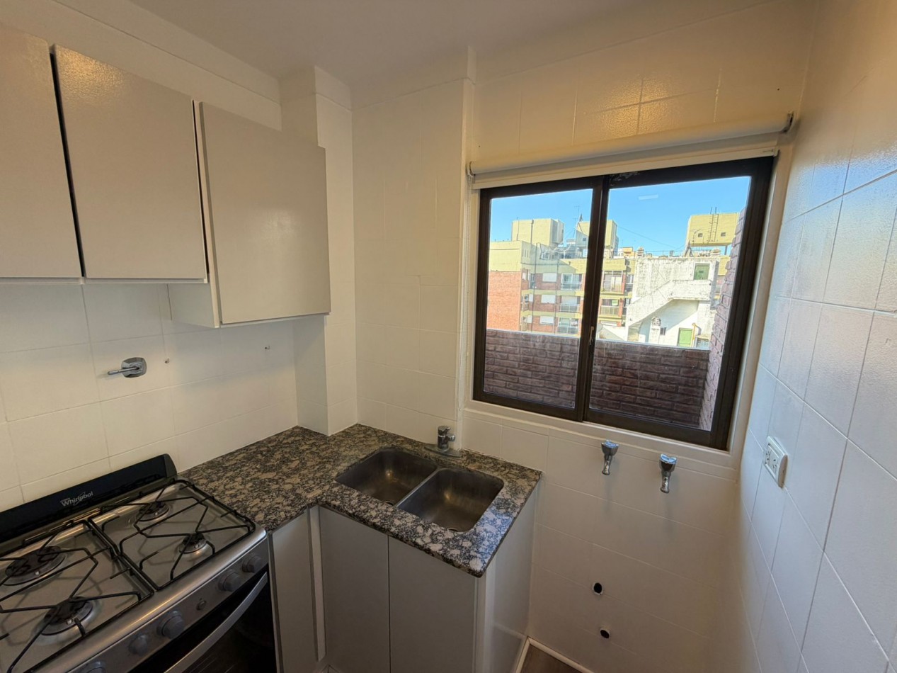 Departamento dos ambientes a la calle con balcon corrido aterrazadon y cochera fija. Muy buen estado. Zona: Macrocentro