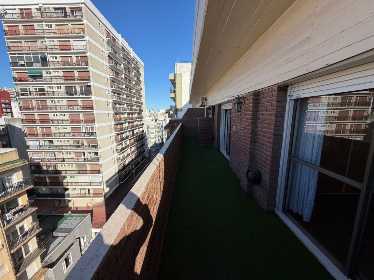 Departamento dos ambientes a la calle con balcon corrido aterrazadon y cochera fija. Muy buen estado. Zona: Macrocentro