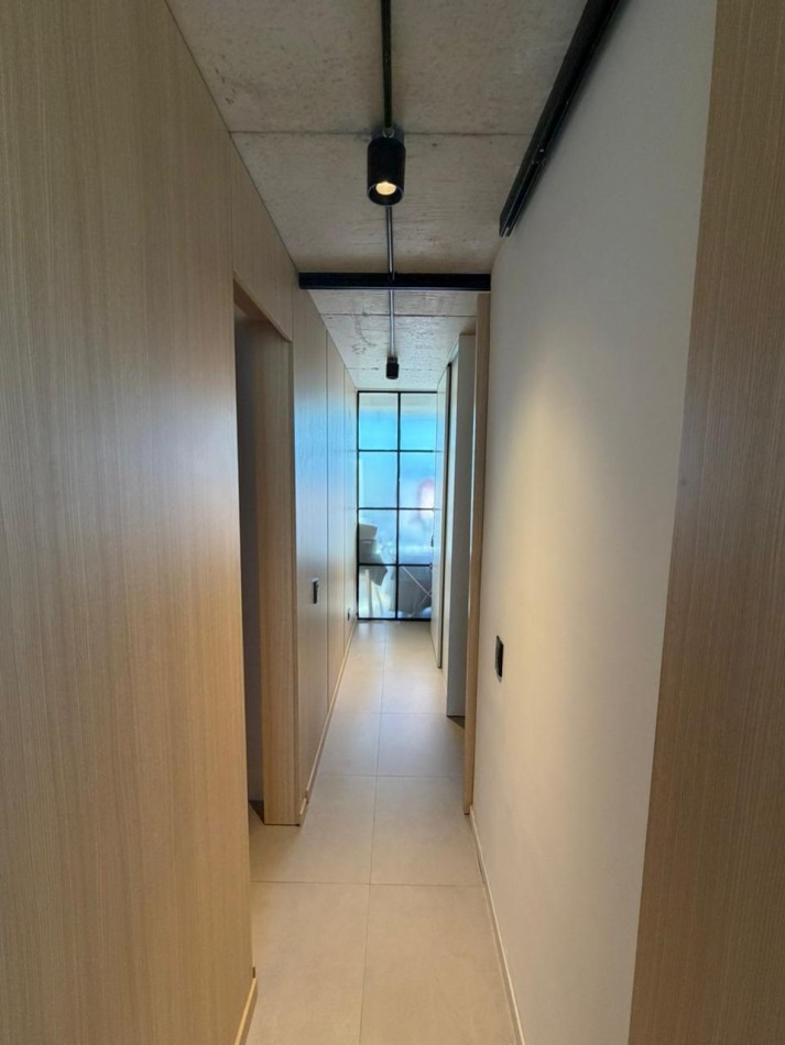 Departamento de tres ambientes al contrafrente con balcon saliente y vista abierta, cochera y terraza propia. Tres años antiguedad