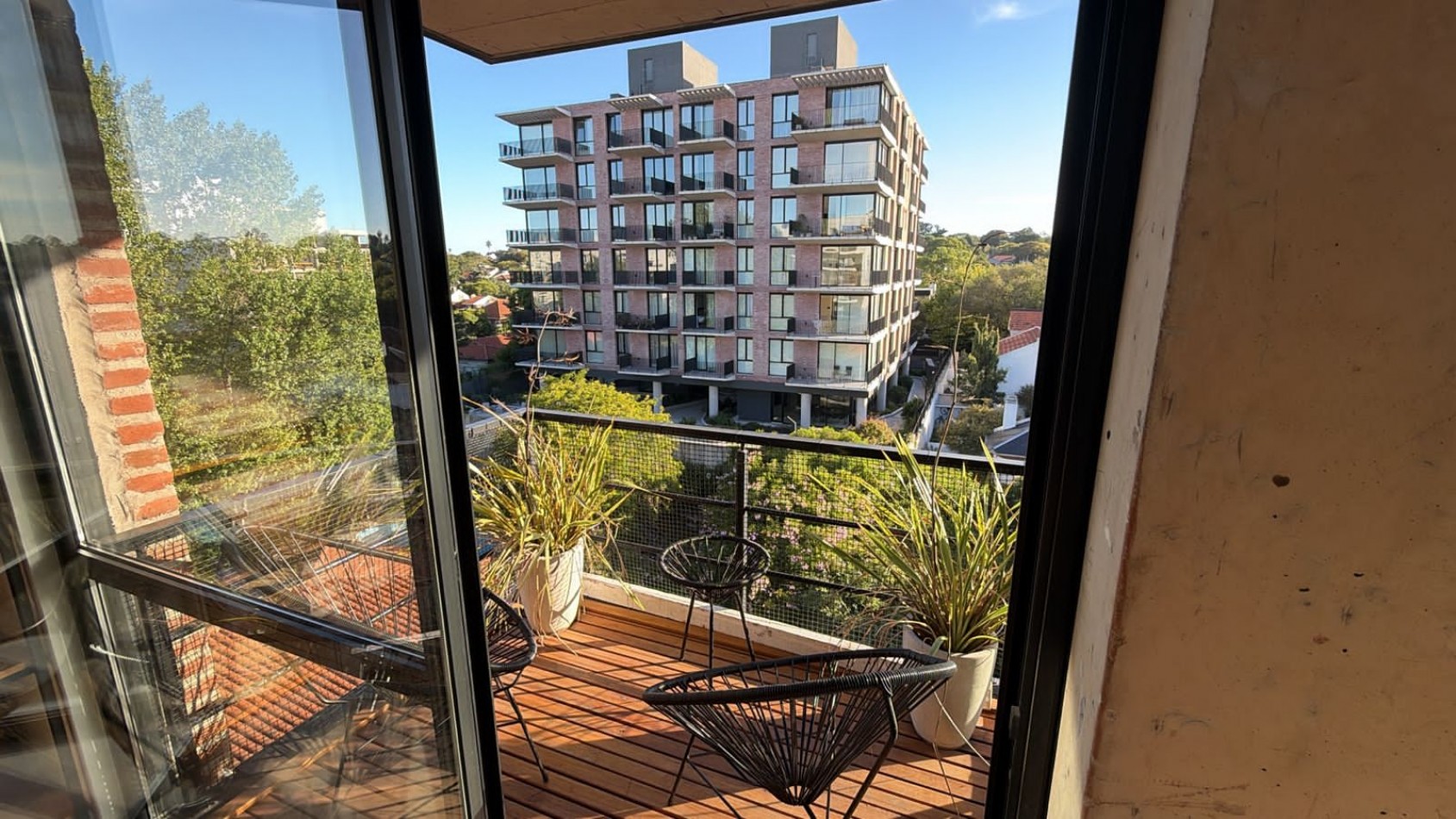 Departamento de tres ambientes al contrafrente con balcon saliente y vista abierta, cochera y terraza propia. Tres años antiguedad