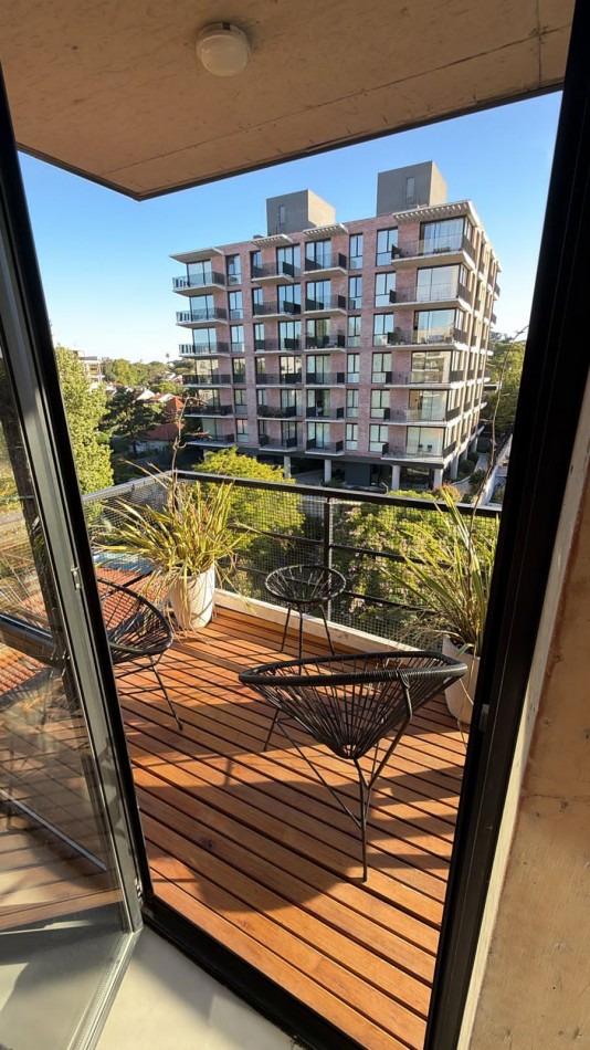 Departamento de tres ambientes al contrafrente con balcon saliente y vista abierta, cochera y terraza propia. Tres años antiguedad