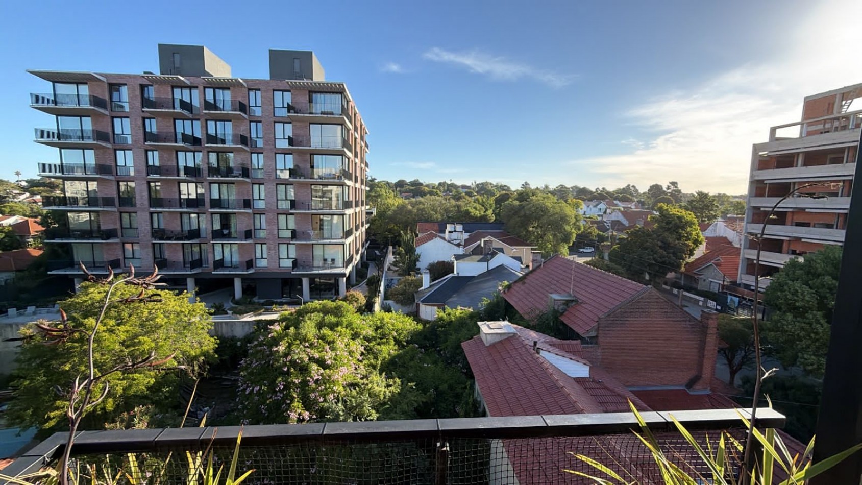 Departamento de tres ambientes al contrafrente con balcon saliente y vista abierta, cochera y terraza propia. Tres años antiguedad