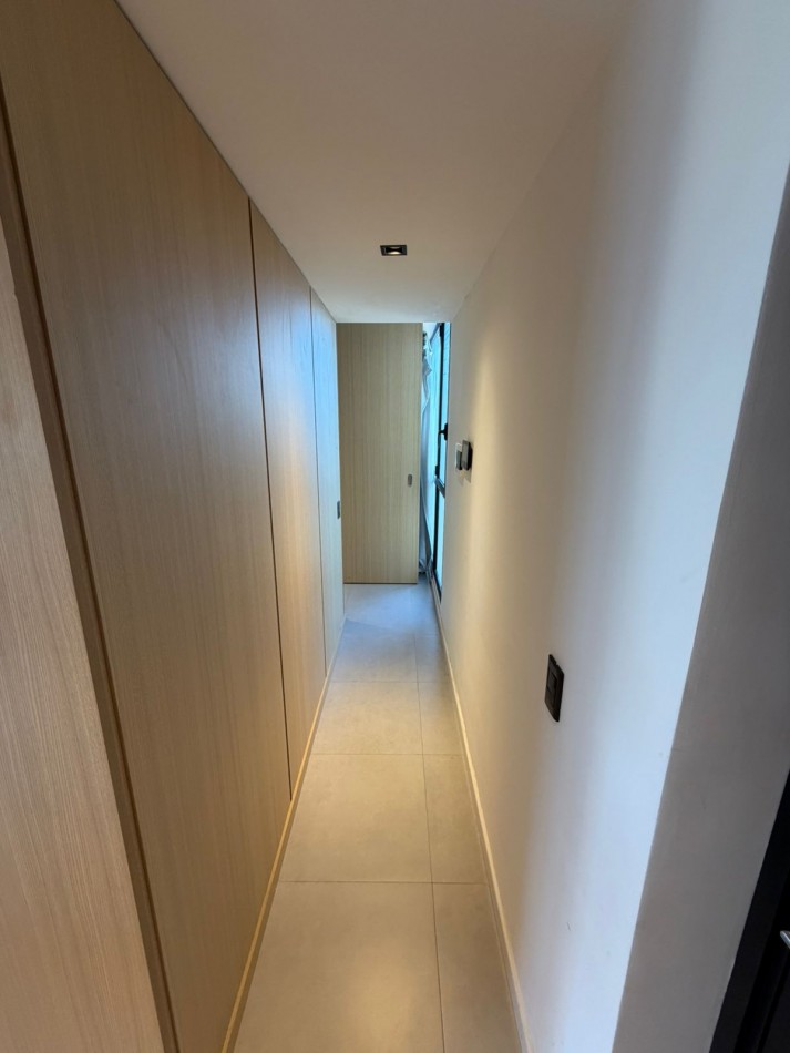 Departamento de tres ambientes al contrafrente con balcon saliente y vista abierta, cochera y terraza propia. Tres años antiguedad