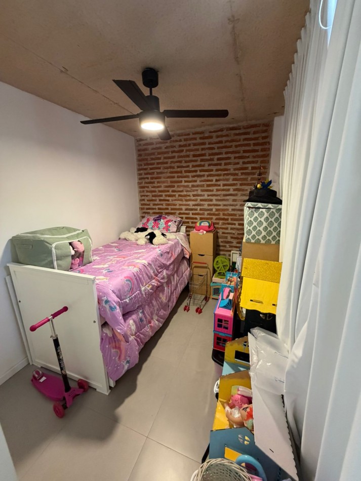 Departamento de tres ambientes al contrafrente con balcon saliente y vista abierta, cochera y terraza propia. Tres años antiguedad