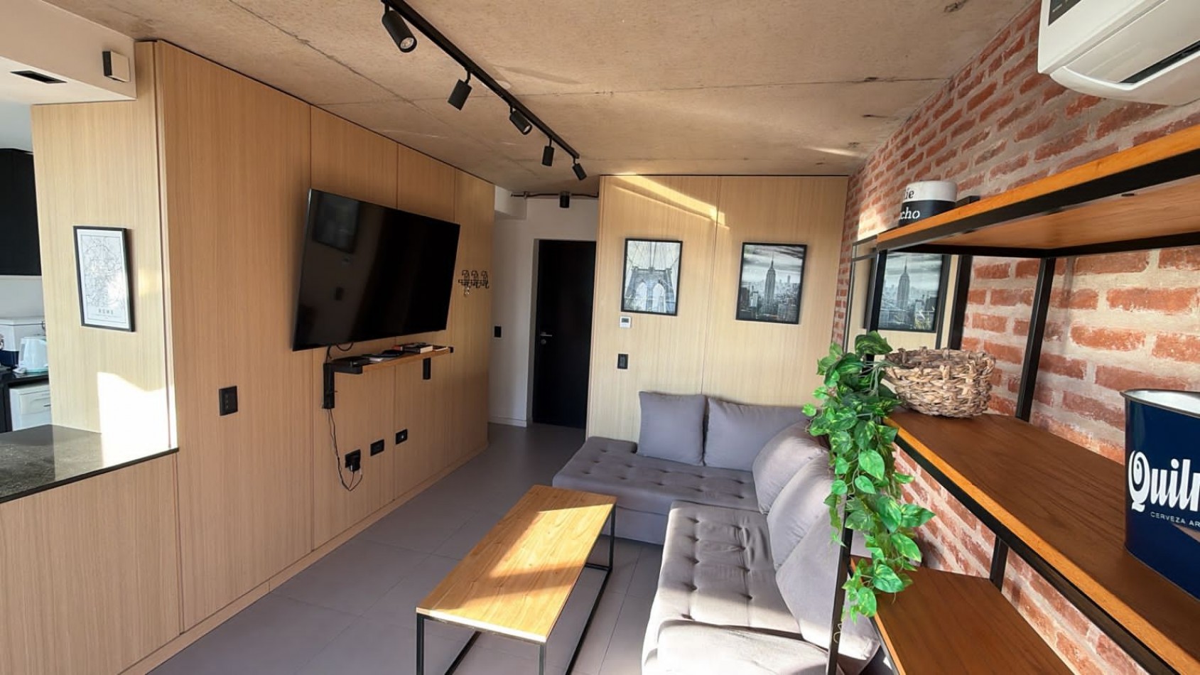 Departamento de tres ambientes al contrafrente con balcon saliente y vista abierta, cochera y terraza propia. Tres años antiguedad