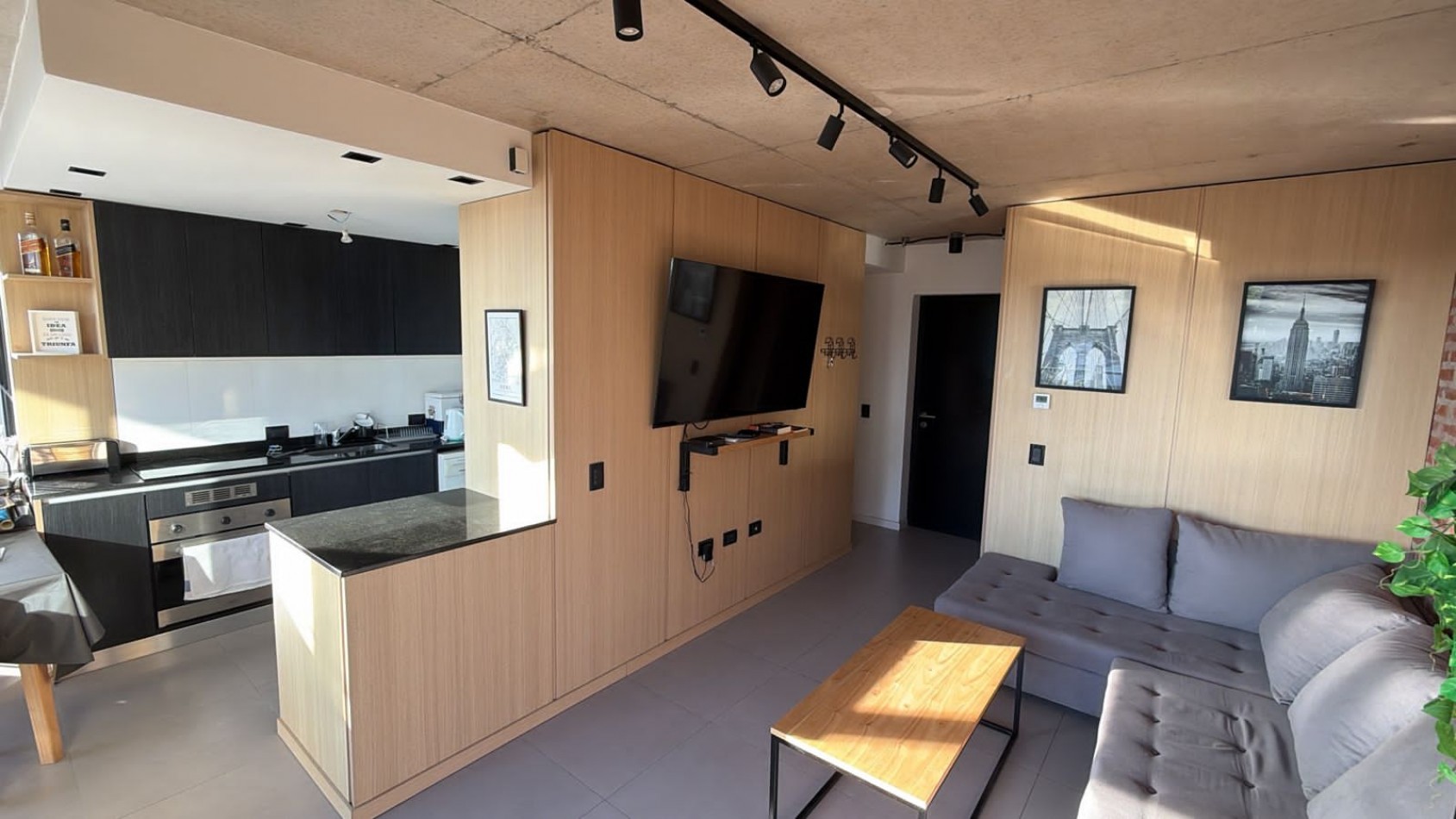 Departamento de tres ambientes al contrafrente con balcon saliente y vista abierta, cochera y terraza propia. Tres años antiguedad